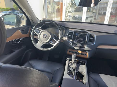 Certified 2022 Volvo XC90 T6 Momentum w/ Climate Package image 18