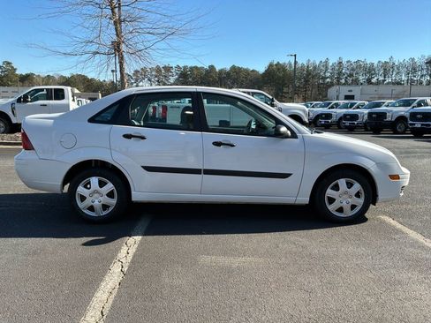 Used 2005 Ford Focus ZX4 Sedan image 4