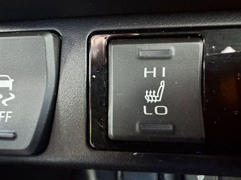 Used 2021 Toyota RAV4 XLE Premium image 29