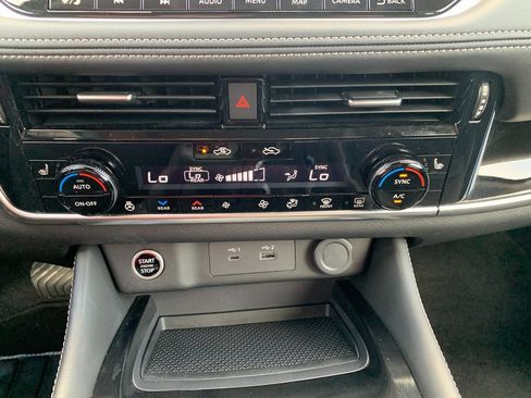 Used 2023 Nissan Rogue SL w/ SL Premium Package image 19