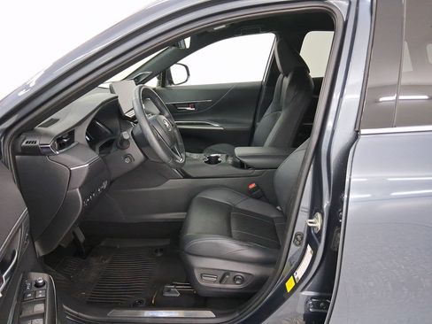 Used 2024 Toyota Venza Limited image 5