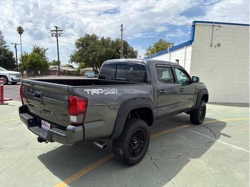 Used 2018 Toyota Tacoma TRD Sport image 7