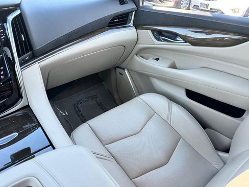 Used 2020 Cadillac Escalade Luxury AWD/4WD image 19