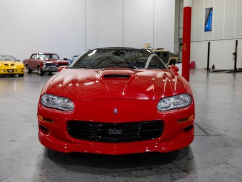 Used 2002 Chevrolet Camaro Z28 w/ SS Performance/Appearance Pkg RWD image 9