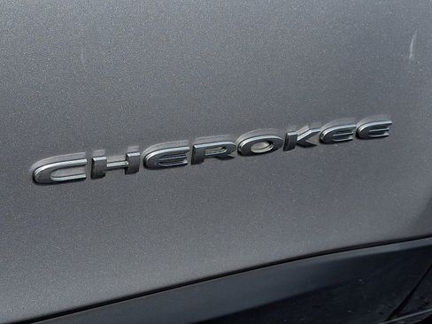 Used 2018 Jeep Cherokee Latitude w/ Cold Weather Group image 29