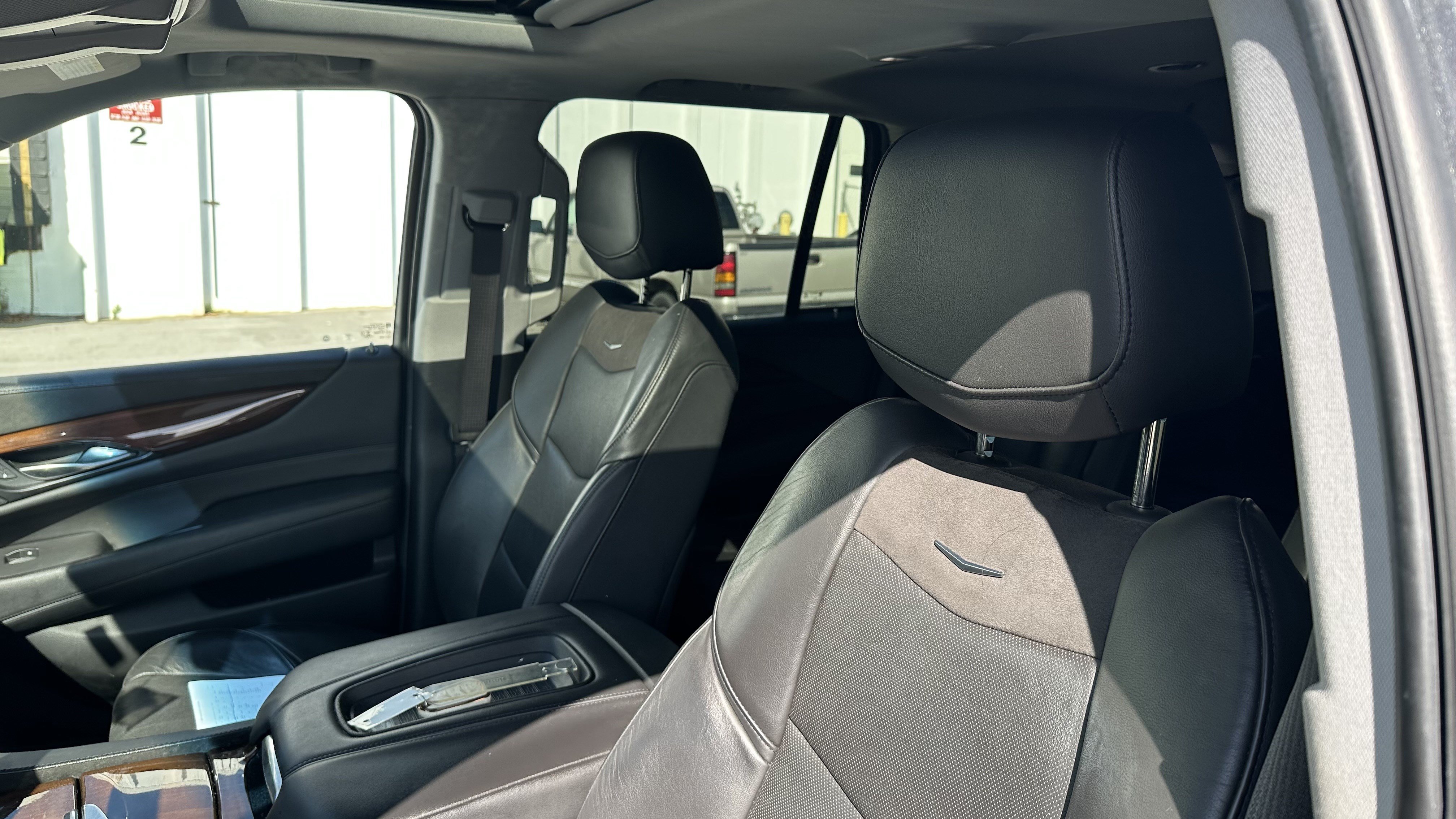 Used 2020 Cadillac Escalade Luxury w/ Escalade Sport Edition AWD/4WD image 18