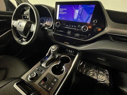 Used 2024 Toyota Highlander Limited image 14