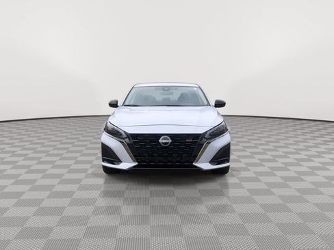 Certified 2025 Nissan Altima 2.5 SR image 3