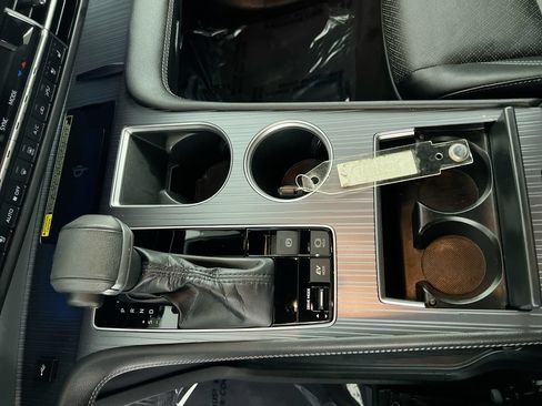 Used 2023 Toyota Sienna XSE FWD image 18