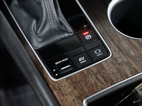 Used 2025 Toyota Sienna Limited image 22