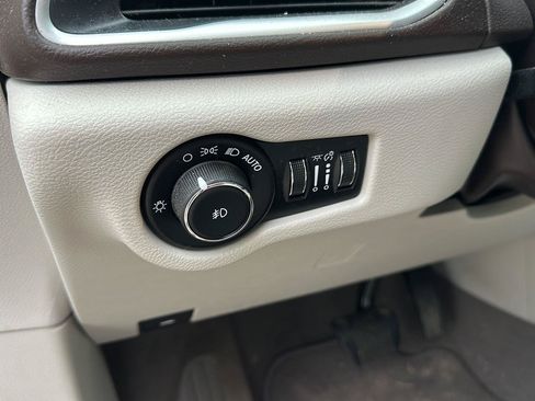 Used 2018 Chrysler Pacifica Touring-L w/ Advanced Safetytec Group FWD image 10