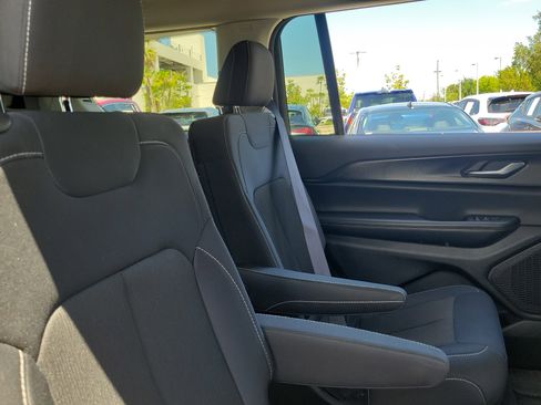 Used 2023 Jeep Grand Cherokee L Laredo image 28