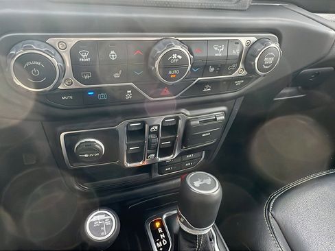 Used 2023 Jeep Wrangler Sahara w/ Cold Weather Group image 33