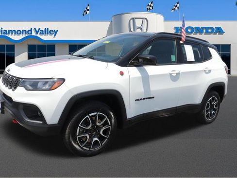 Used 2025 Jeep Compass Trailhawk AWD/4WD image 3