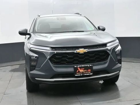 Used 2025 Chevrolet Trax LT image 3