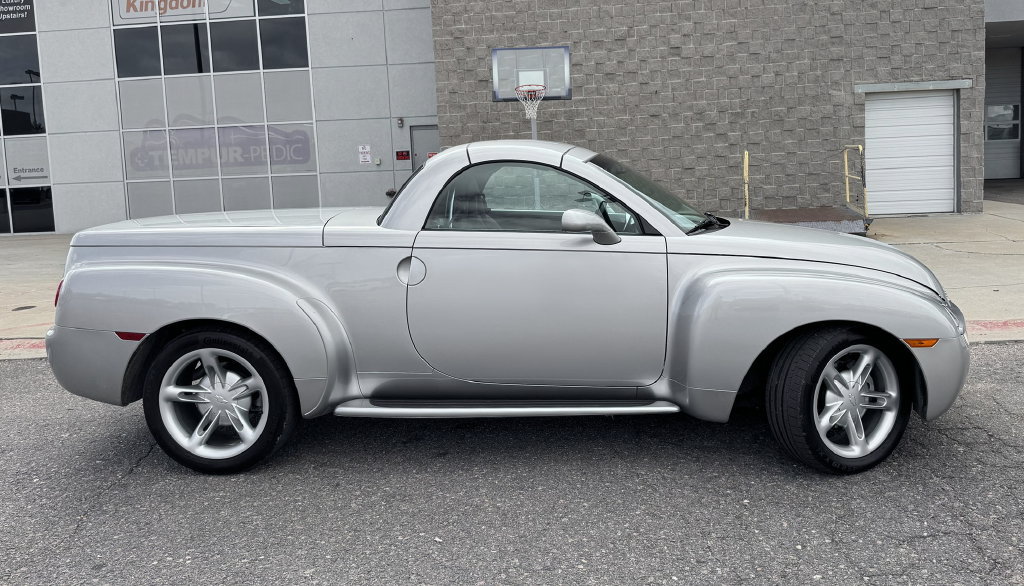 Used 2004 Chevrolet SSR w/ Preferred Equipment Group RWD image 5
