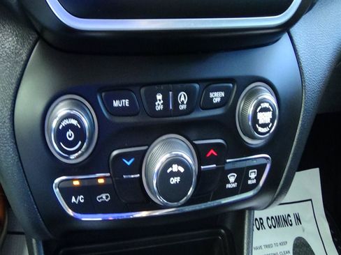 Used 2020 Jeep Cherokee Latitude Plus w/ Cold Weather Group FWD image 29