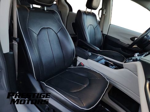 Used 2021 Chrysler Pacifica Limited image 36