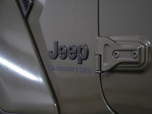 Used 2022 Jeep Gladiator Sport AWD/4WD image 11