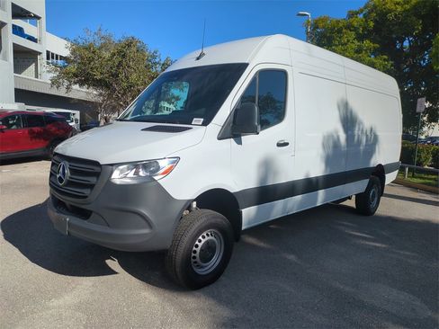 Used 2024 Mercedes-Benz Sprinter 2500 image 9