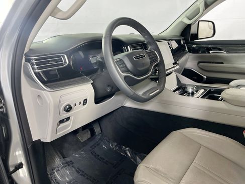 Used 2022 Jeep Wagoneer Series III w/ Flexible Seating Group image 9