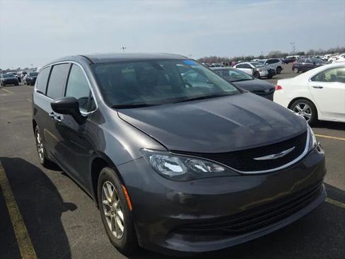 Used 2017 Chrysler Pacifica Touring image 4