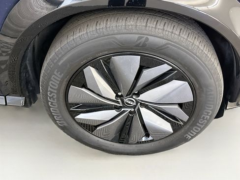 Used 2024 Nissan Ariya AWD image 11