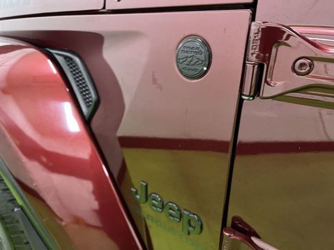 Used 2021 Jeep Gladiator Willys AWD/4WD image 12