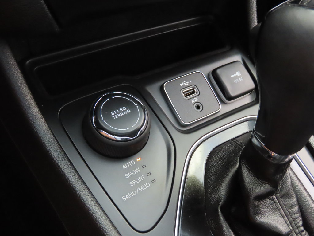 Used 2019 Jeep Cherokee Latitude Plus AWD/4WD image 49