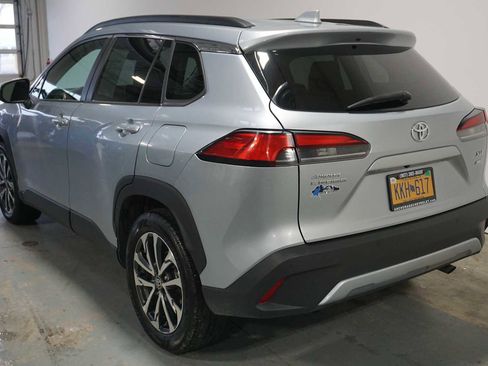 Used 2023 Toyota Corolla Cross XLE image 3