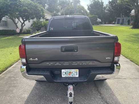 Used 2018 Toyota Tacoma SR5 AWD/4WD image 5