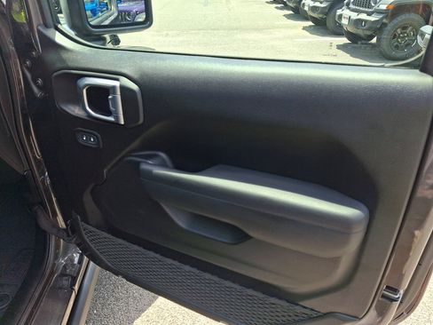 Used 2023 Jeep Gladiator Sport AWD/4WD image 10