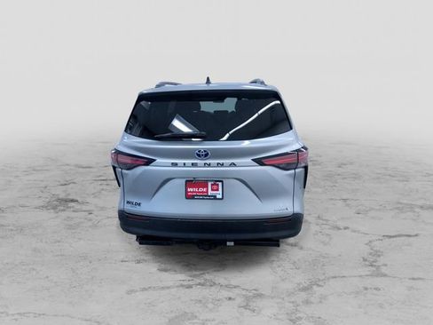 Used 2021 Toyota Sienna XLE image 8