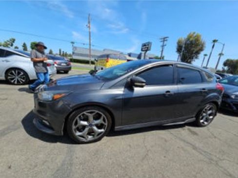Used 2018 Ford Focus ST FWD image 2