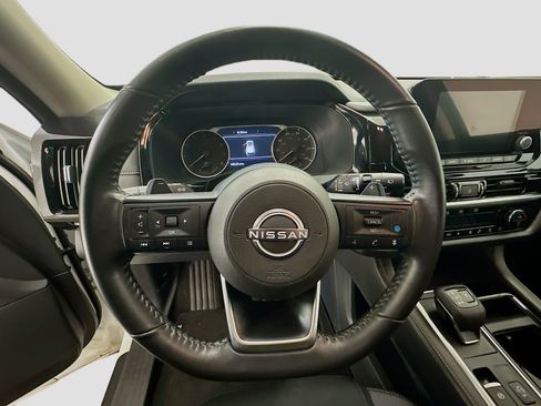 Used 2025 Nissan Pathfinder SV image 18