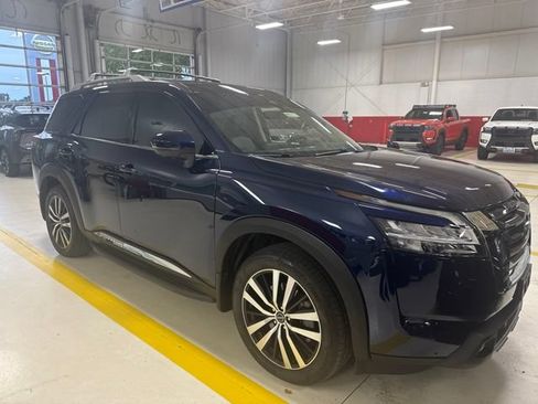 Certified 2024 Nissan Pathfinder Platinum AWD/4WD image 12