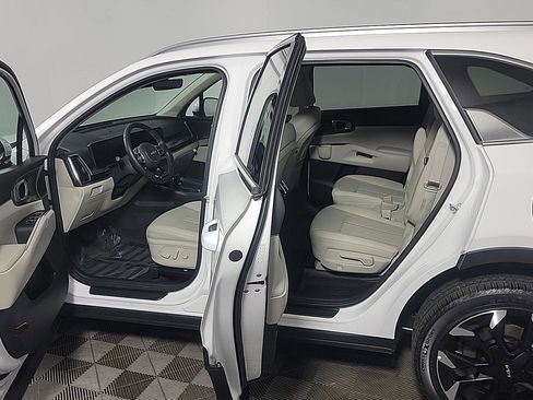 Used 2025 Kia Sorento EX w/ Panoramic Sunroof Package image 16