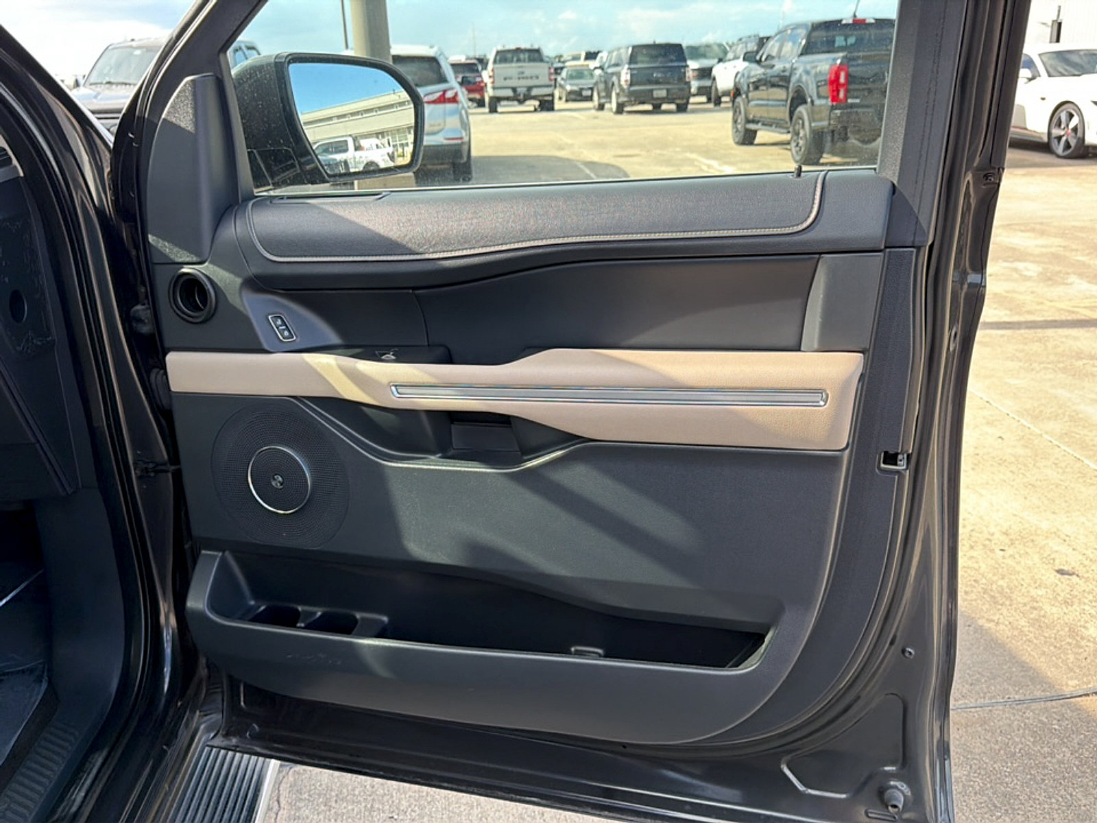 Used 2023 Ford Expedition Limited RWD image 11