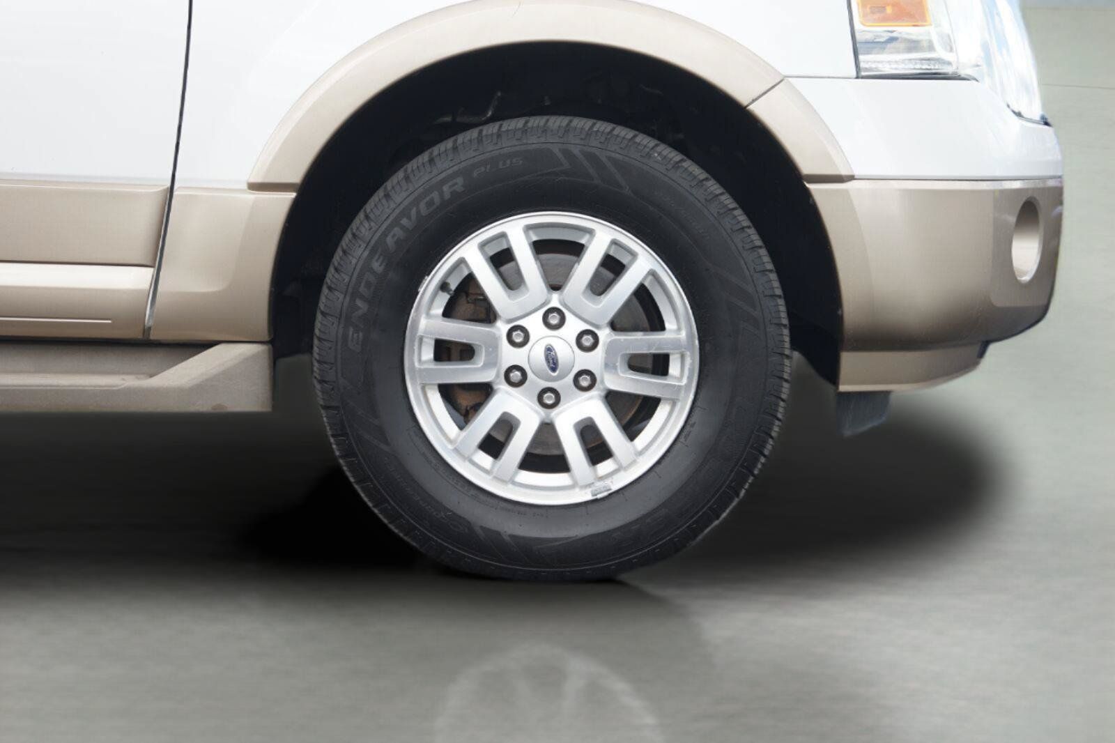 Used 2013 Ford Expedition XLT RWD image 4