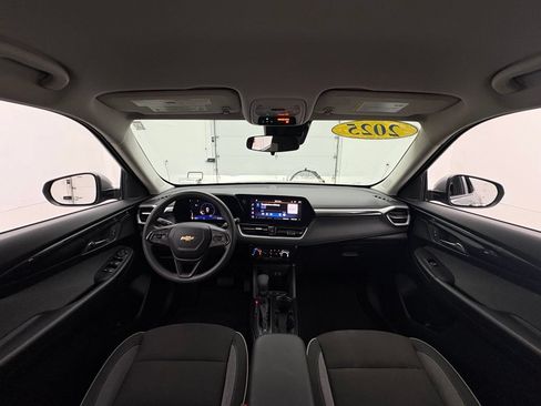 Used 2025 Chevrolet TrailBlazer LT FWD image 3