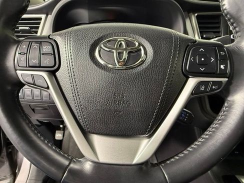 Used 2019 Toyota Highlander XLE FWD image 17