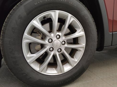 Used 2019 Jeep Cherokee Latitude w/ Popular Appearance Group FWD image 31