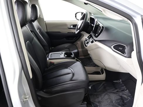Used 2024 Chrysler Pacifica Touring-L FWD image 28