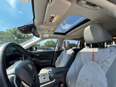 Used 2023 Toyota Highlander Bronze Edition FWD image 12
