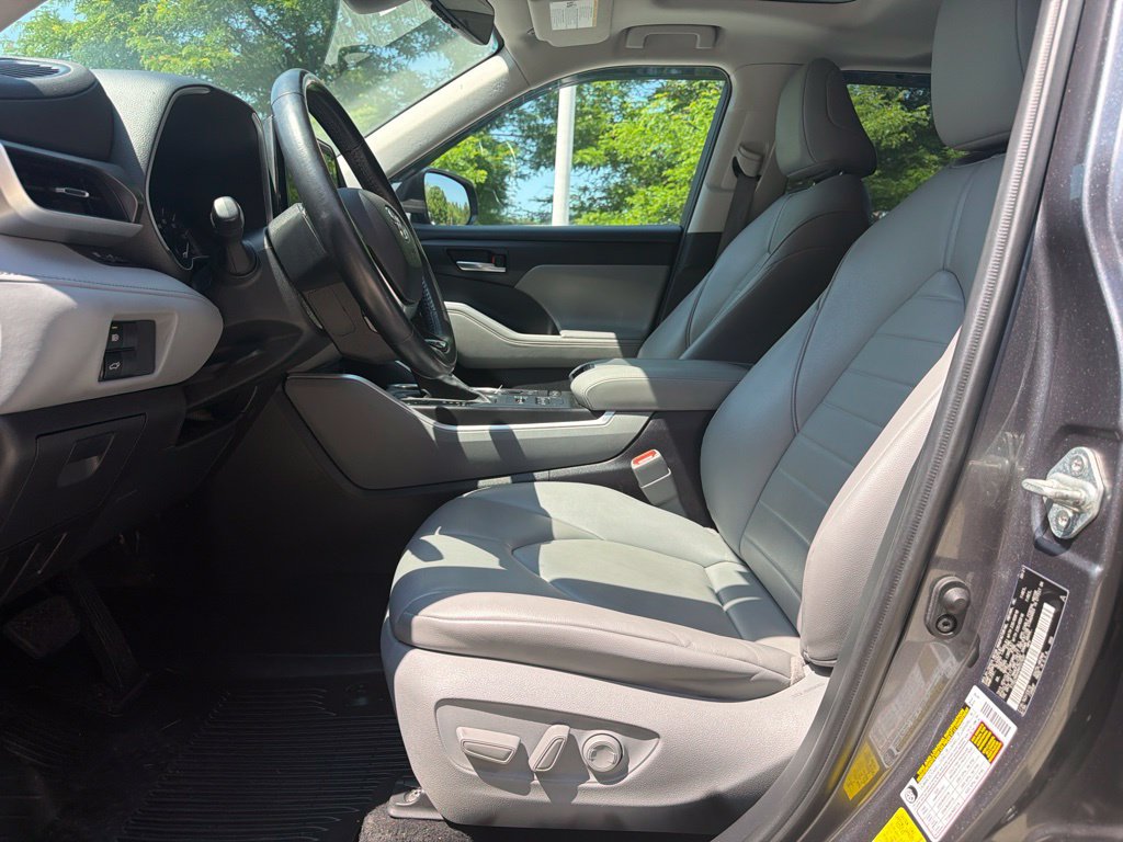 Used 2021 Toyota Highlander XLE AWD/4WD image 22