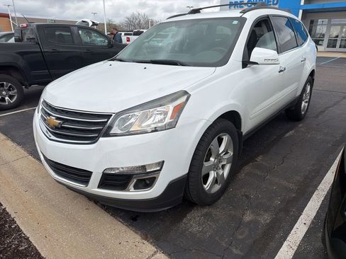 Used 2017 Chevrolet Traverse LT w/ Style and Technology Package image 3