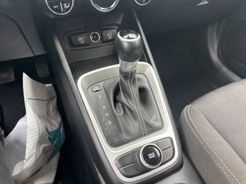 Used 2024 Hyundai Venue SEL image 25