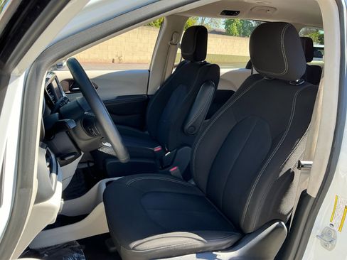 Used 2022 Chrysler Voyager LX image 17