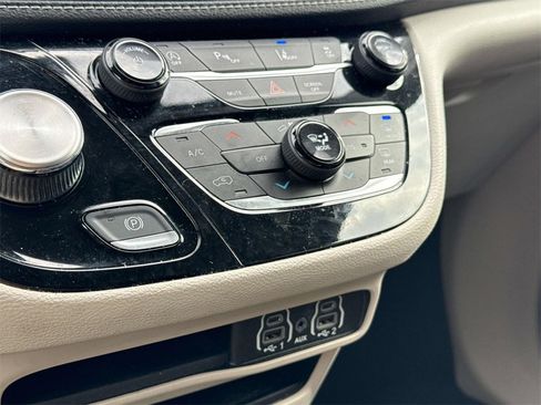 Used 2023 Chrysler Pacifica Touring-L image 23