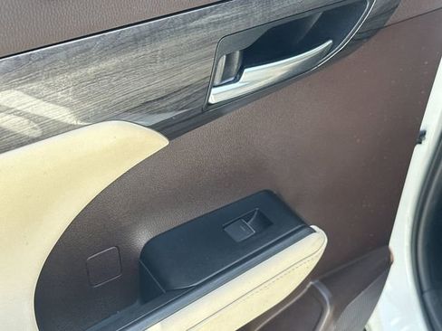 Used 2021 Toyota Highlander Limited FWD image 15